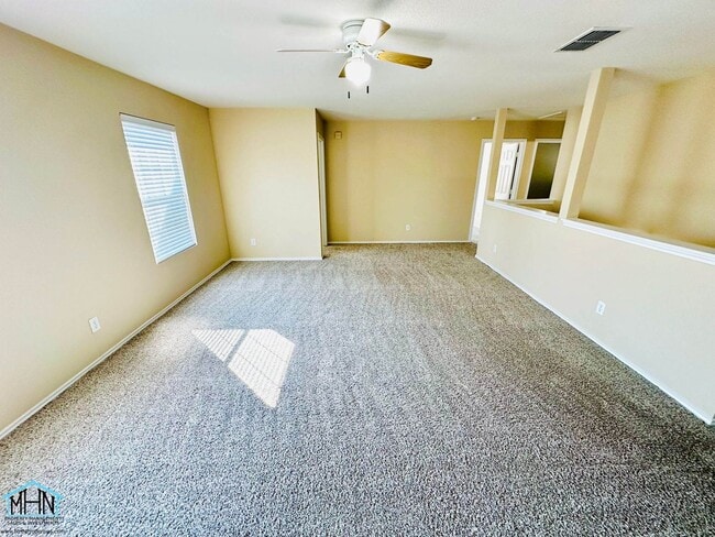 Building Photo - Looking for space, comfort, and convenienc...