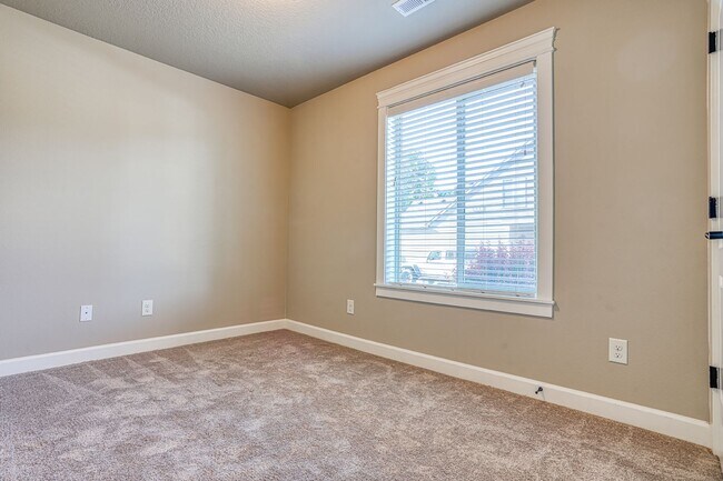 Building Photo - Centrally Located 4 Bedroom Townhome with Attached Garage & AC