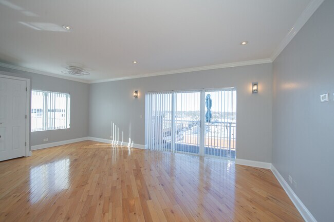 Building Photo - 6560 W Diversey Ave