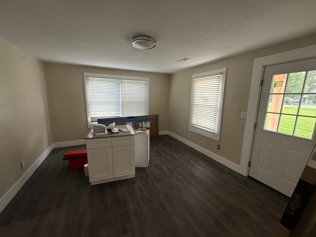Building Photo - 2 Bed 1 Bath House with Office, Laundry Room and Garage