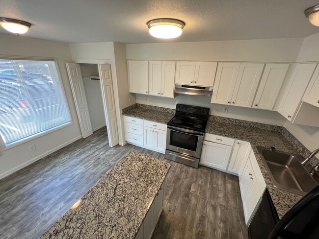 Building Photo - Townhouse in Tigard $1575 + utilities