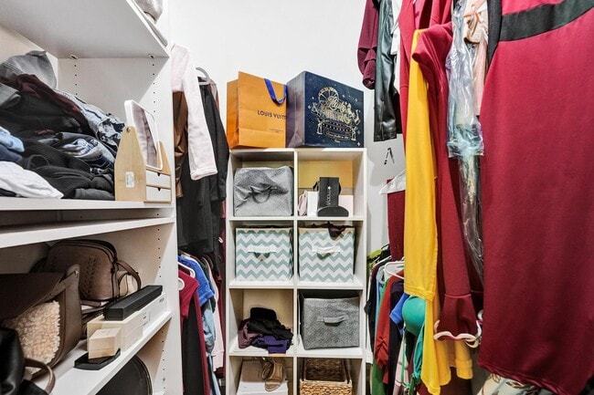 Building Photo - 9840 Pineapple Tree Dr