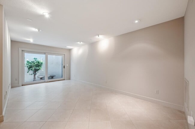 Building Photo - Luxurious Home in Downtown Palo Alto Available Now