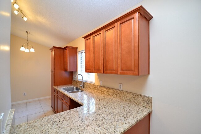 Building Photo - Gorgeous fully upgraded pool home in Ovied...