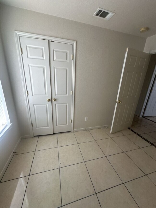 Building Photo - 2107 Charleston Ct