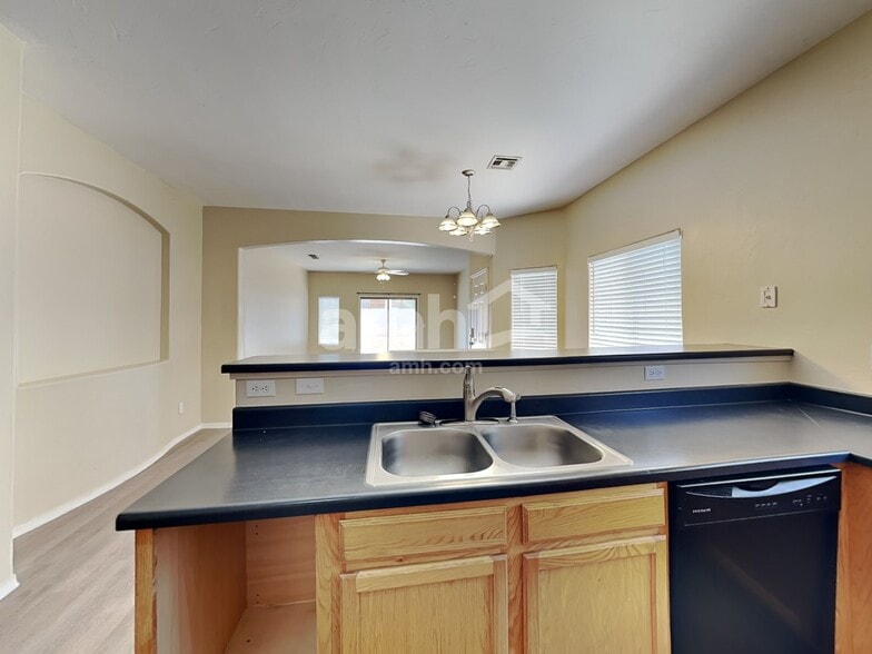 Building Photo - 6653 S Stratosphere Ln