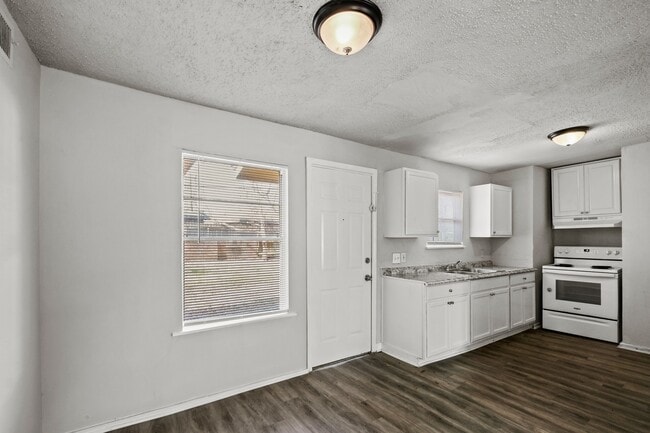 Building Photo - 8118 Panay Dr