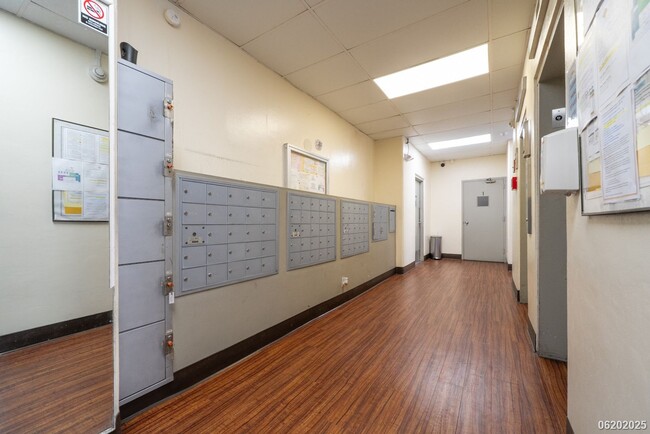 Building Photo - $2400 / 2 BD, 1 BA, 1 parking Condo in Hon...