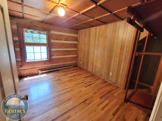 Building Photo - 3bd Log Home Close to Town