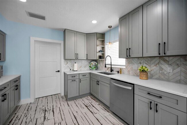 Building Photo - 17727 Long Point Dr
