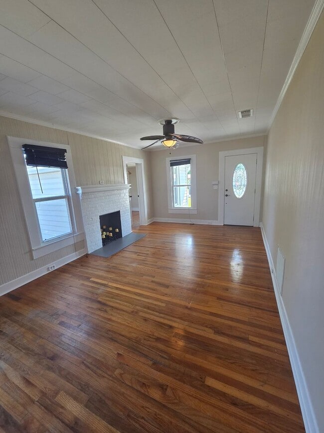 Building Photo - 1525 Oak Ave