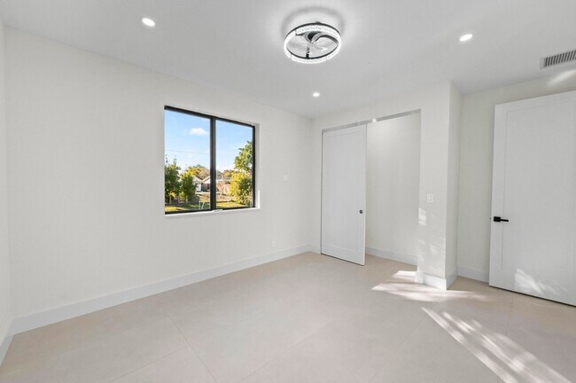 Building Photo - 621 NW 42nd Ave