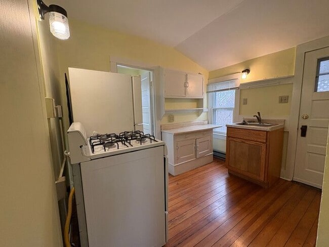 Building Photo - $850| 1 Bedroom, 1 Bathroom Front of Building Apartment | No Pets | Available for an Immediate Mo...