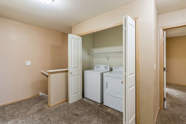 Building Photo - 3 Bedroom 2.5 Bath Townhome. Waukee Schools!!