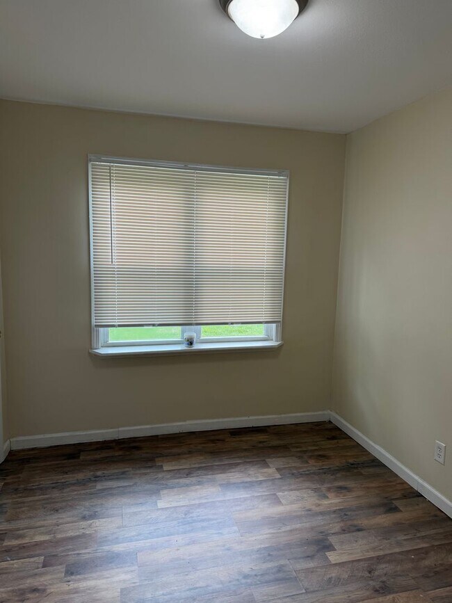 Building Photo - Move in Ready