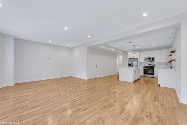 Building Photo - 6711 S Paxton Ave