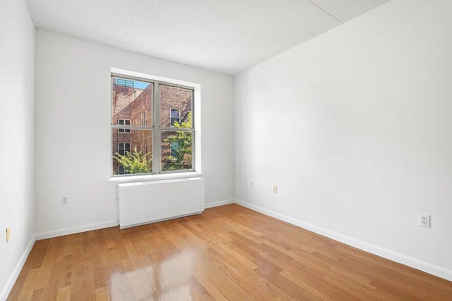 Building Photo - 736 W 187th St