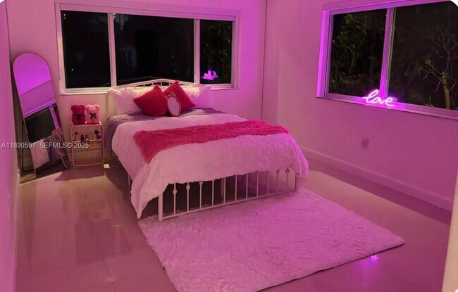 Building Photo - 9240 Byron Ave