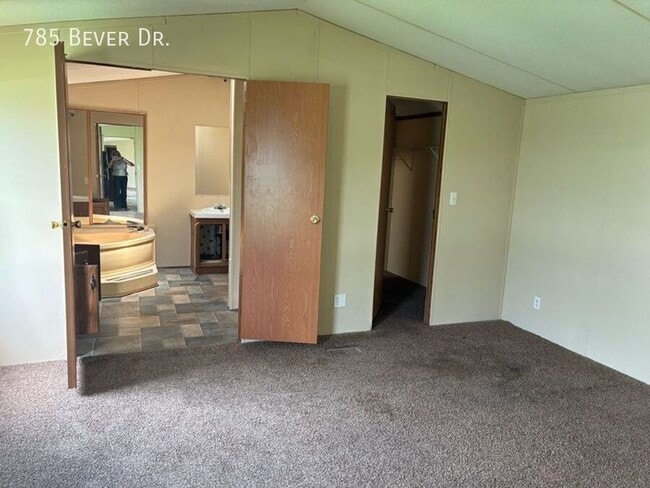 Building Photo - 785 N Bever Dr