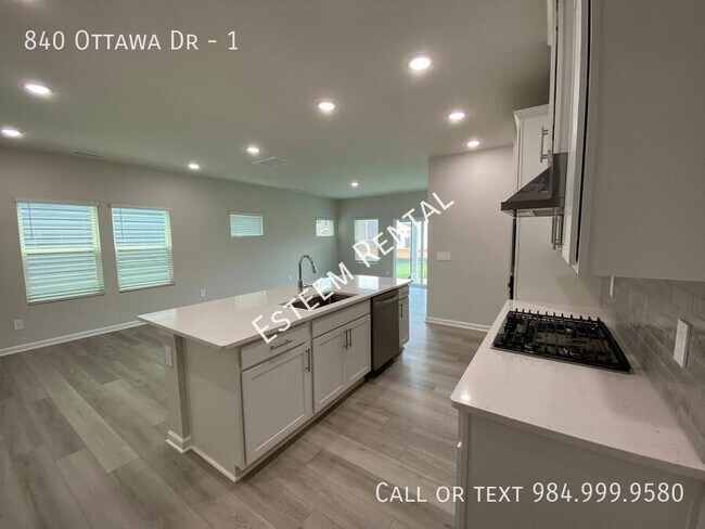 Building Photo - 840 Ottawa Dr