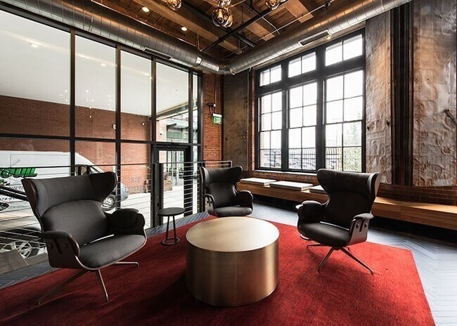 Building Photo - 319 A St