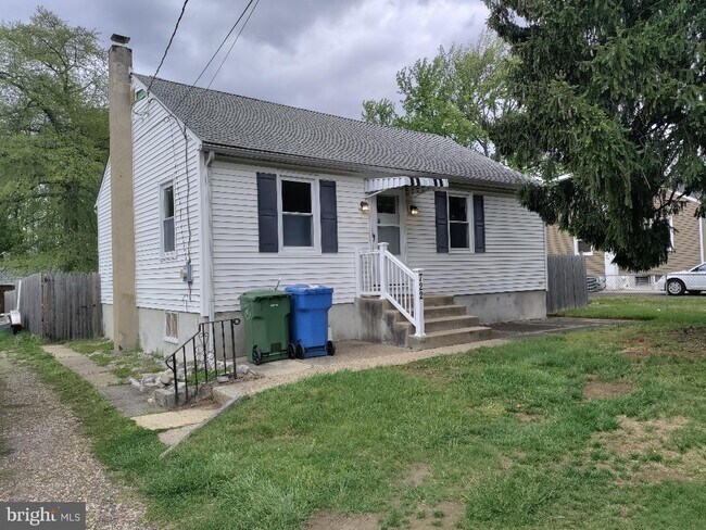 Building Photo - 722 Longwood Ave