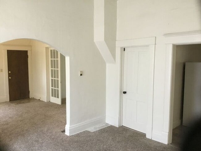 Building Photo - 2 Bed/1 Bath Single Family Home in Downtow...