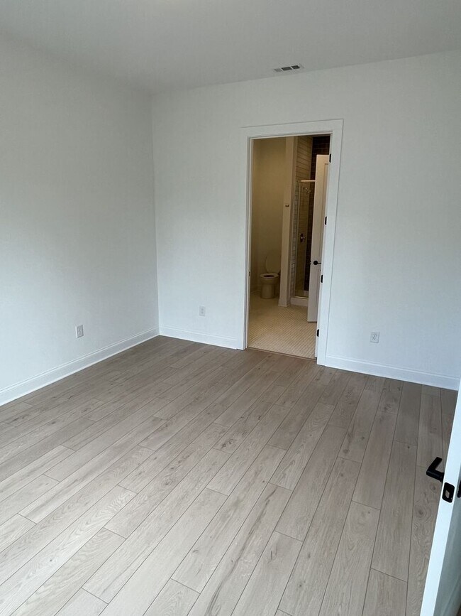 Building Photo - Brand New 2 Bed Condo in Cornelius