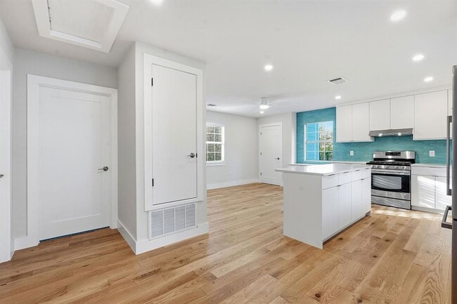 Building Photo - 827 Gullett St