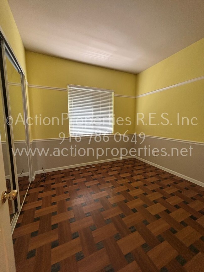 Building Photo - Single Story, Possible In-law or Great Hom...