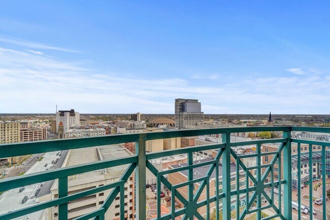 Building Photo - Super-Cool Lower Penthouse Condo Available 05-07-26!! Secured Entry, Garage Parking, Pet-Friendly!
