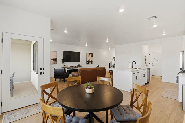 Building Photo - 1702 Ripple Rock Dr