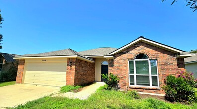 Building Photo - AVAILABLE NOW! - $500 OFF FIRST MONTH