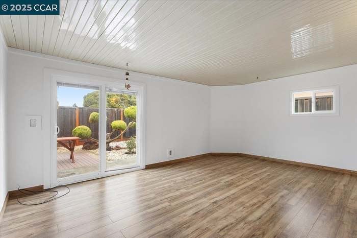 Building Photo - 987 Vía Bregani