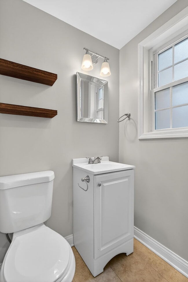 Building Photo - 15 S Waiola Ave