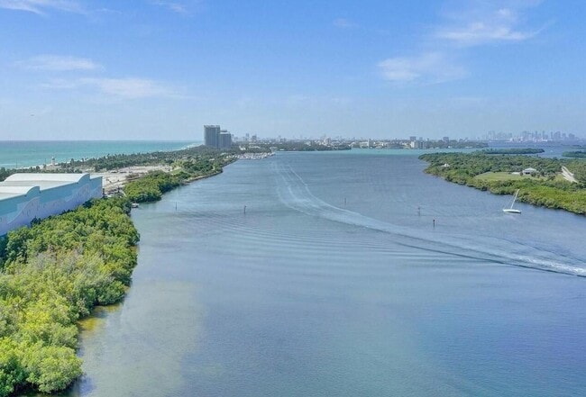 Building Photo - 300 Bayview Dr