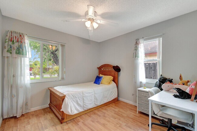 Building Photo - 5340 SW 115th Ave