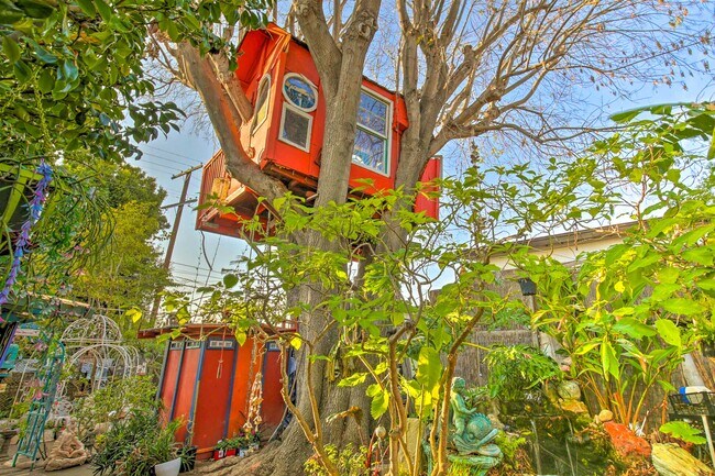 Building Photo - 2434 Cloverfield Blvd