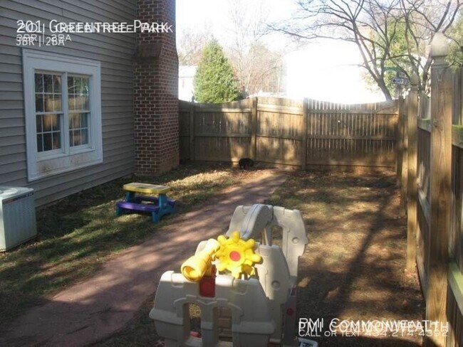 Building Photo - 3 Bed / 1 Bath Townhouse (Available 4/10/25)