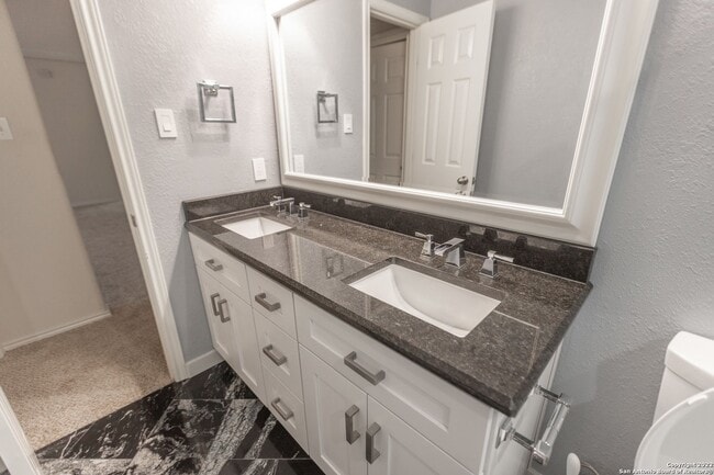 Building Photo - Stunning 5 bedroom 3 full bath home in the...