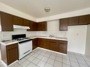 Building Photo - Specious 2 Bedrooms 1 Bathroom with Parking!