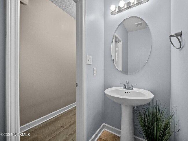 Building Photo - Holly Ridge Townhome Available!