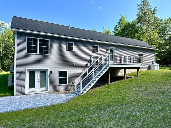 Building Photo - New 3 bed, 3 bath house with in law apt on...