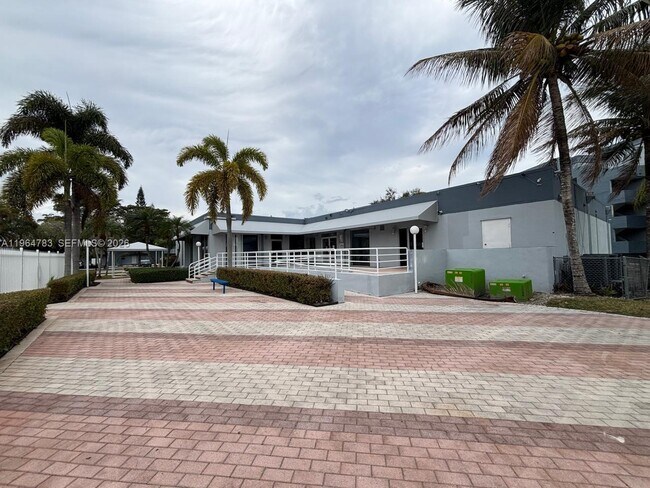 Building Photo - 9365 Fontainebleau Blvd