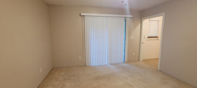 Building Photo - 3 Bedroom/ 2 Bath home in Black Acres(Close to UF)