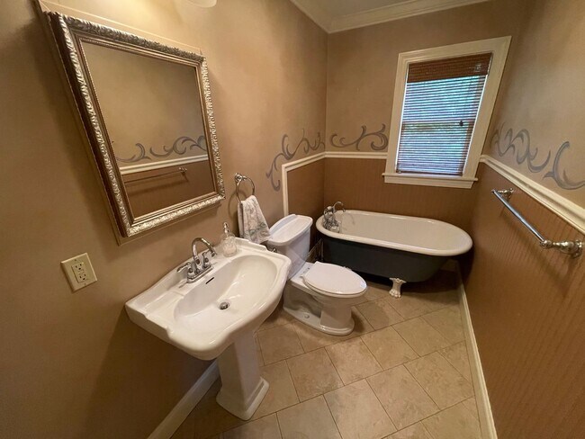 Building Photo - Elegant 4bd/3ba Home with Fenced-in Backyard