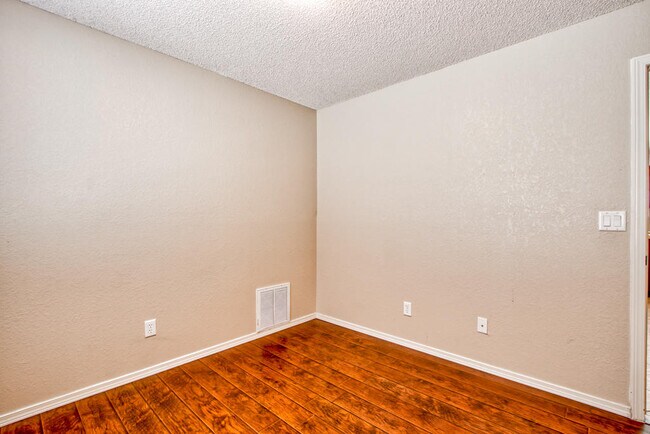 Building Photo - 1819 Shreya St