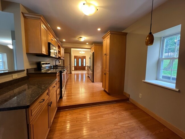 Building Photo - Gorgeous 3 bed, 2 bath home | Lawn Care Included