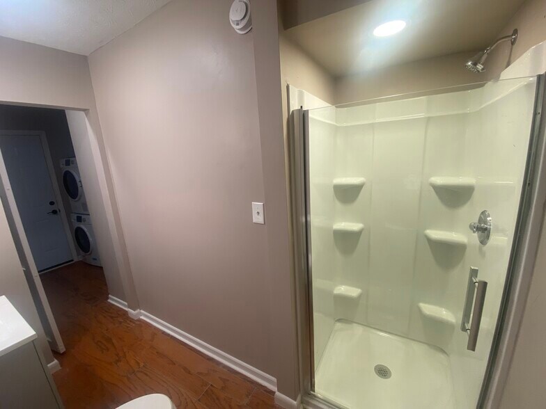 Full-sized Shower - 420 Cardigan Cir SW