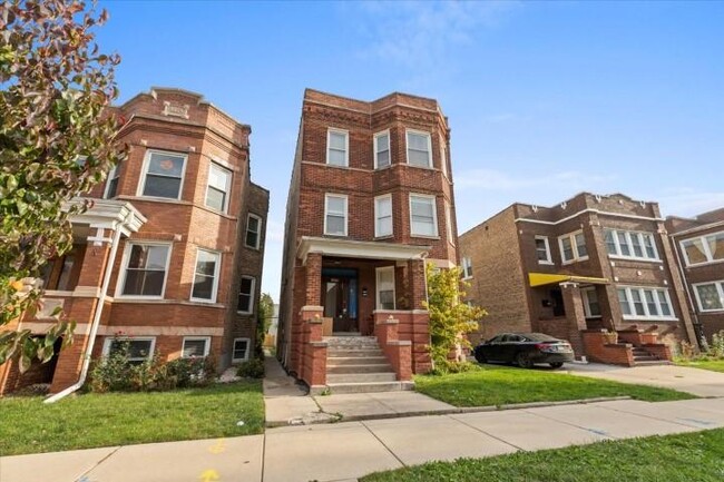 Primary Photo - 2 bedroom in Chicago IL 60618